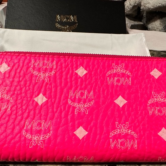 Mcm hot pink wallet - Picture 1 of 6